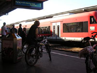 電車を待つ自転車旅人