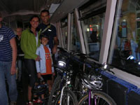 電車の中、家族で自転車の旅