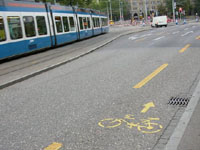 チューリッヒ駅前の通り　路面電車と車道と自転車道