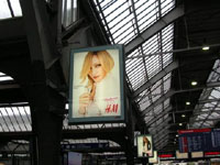 チューリッヒ駅構内、H&Mのポスターにマドンナ
