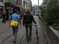 チューリッヒの街　皮ジャンにロードを持つ女性