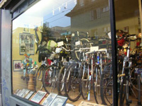 チューリッヒ郊外の自転車屋さん　ロードレース名選手の写真が並ぶ