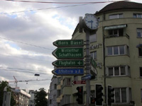 チューリッヒの街中の標識　大きい標識は車用、小さい方は自転車用