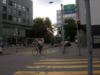 チューリッヒでよく見かけるスタイル　ロードバイクとフライターグ