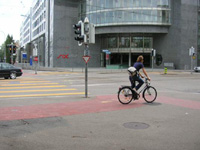 色が塗られた自転車道を走る自転車