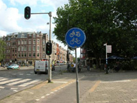 自転車とスクーターが通行OKの専用道路