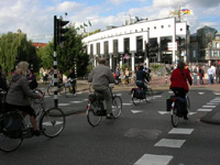 一斉に横断歩道を渡る自転車の人々