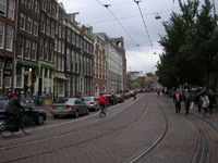 左から車道、自転車道、路面電車、歩道と分かれている