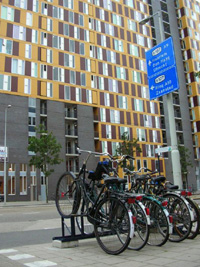 近代的な建物とオールドタイプの自転車