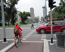 ミラノ駅前の大通りは自転車道が整備されていた